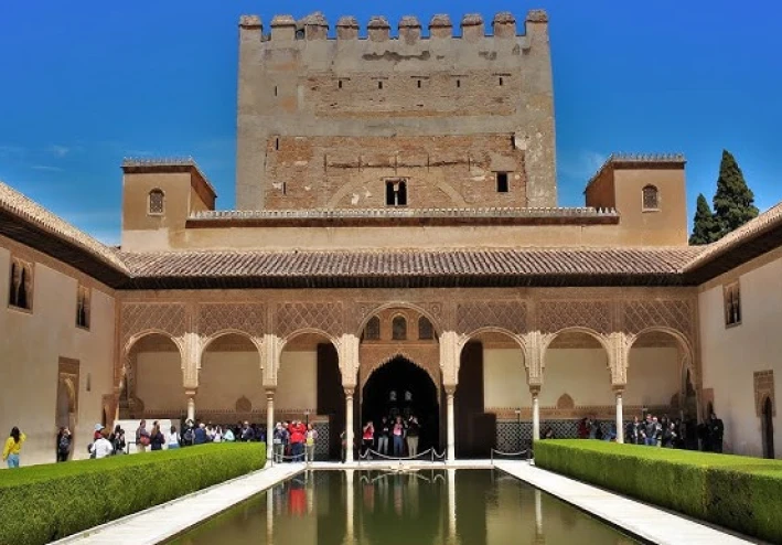 الحمراء: أيقونة الحضارة الإسلامية وروعة العمارة الأندلسية