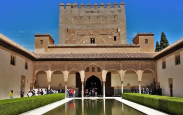 الحمراء: أيقونة الحضارة الإسلامية وروعة العمارة الأندلسية