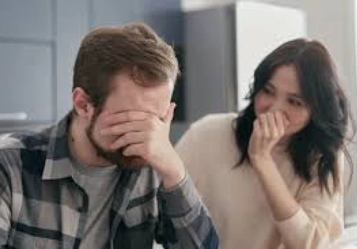 الروابط والصدمات إلى شكل الشخص الذي يعاني من تدني احترام الذات