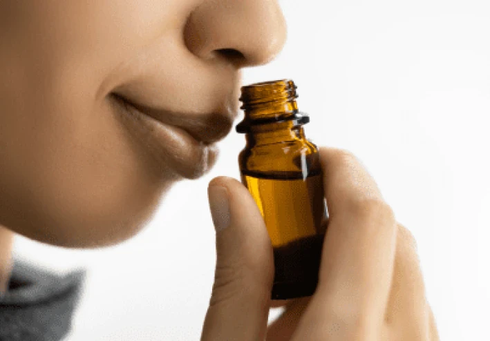 "عندما تضع عطرا تستنشق مواد كيميائية والعديد منها يدخل أيضا عبر الجلد"