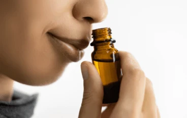   "عندما تضع عطرا تستنشق مواد كيميائية والعديد منها يدخل أيضا عبر الجلد"