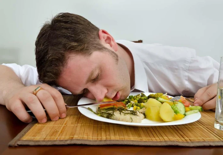 هذا الشعور بالنوم وعدم الراحة ينشأ من الأكل بعد الساعة 6 مساء"