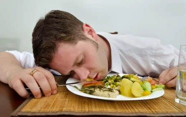  هذا الشعور بالنوم وعدم الراحة ينشأ من الأكل بعد الساعة 6 مساء"