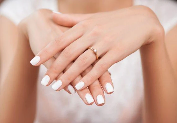 هل مانيكير شبه دائم آمن؟ يستجيب الخبراء بعد حظر اثنين من المكونات السامة