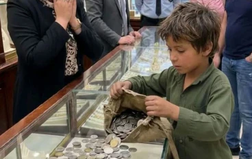 ماذا فعلت الطفل لارضاء امه