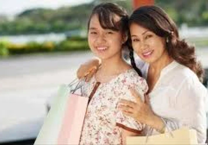 ابنتي لا تستطيع أن تتحملني: كيف تتطور العلاقة بين الأم وابنتها طوال الحياة