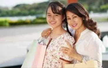 ابنتي لا تستطيع أن تتحملني: كيف تتطور العلاقة بين الأم وابنتها طوال الحياة  