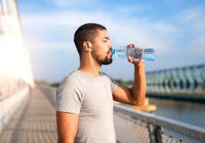 خلال الماراثون عليك أن تأخذ الماء والإلكتروليتات حتى تعمل عضلاتك بشكل صحيح"