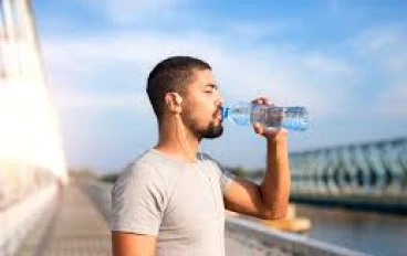  خلال الماراثون عليك أن تأخذ الماء والإلكتروليتات حتى تعمل عضلاتك بشكل صحيح"