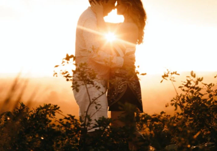 بين نبضة قلب ونظرة عين… قصة حب واقعية خطفت القلوب