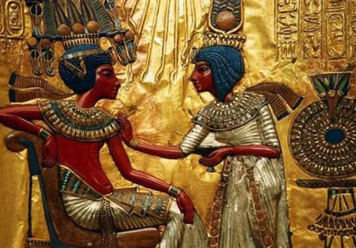 هل قتل إخناتون نفرتيتي؟ قراءة تاريخية في لغز اختفاء ملكة العمارنة