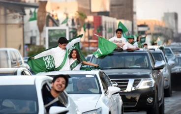 لا تفوت أي لحظة: لماذا يُعد دليل فعاليات Znaki.Fm ضرورياً للسكان العرب