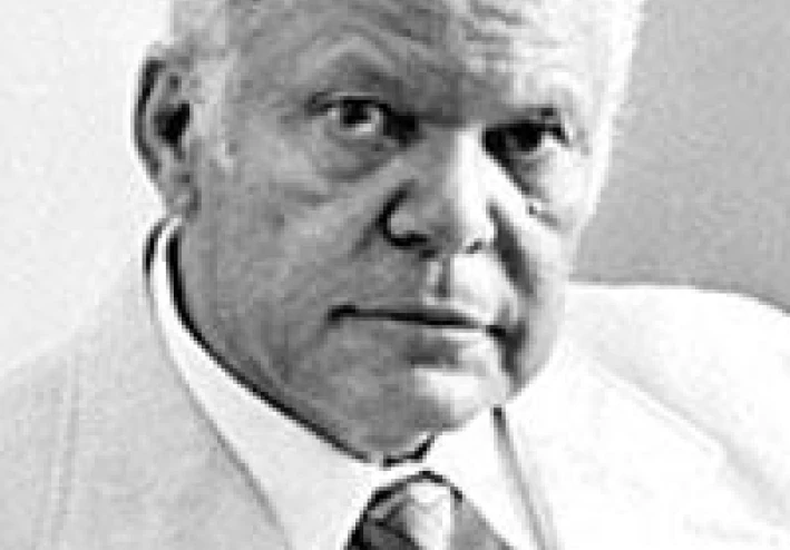 يوسف السباعي: الرومانسية الواقعية وحدودها في الرواية العربية