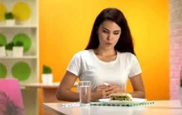 اضطرابات الأكل ليست مجرد شيء في سن المراهقة: وصمة العار المزدوجة للمعاناة منها في منتصف العمر