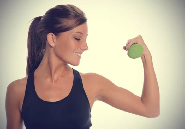 الدمبل والسعرات الحرارية ، والتوازن الصعب لانقاص الوزن واكتساب العضلات في نفس الوقت دون تخريب كل ما تبذلونه من جهود