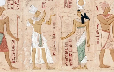 من نارمر إلى رمسيس: صناعة الألوهية على عرش مصر القديمة