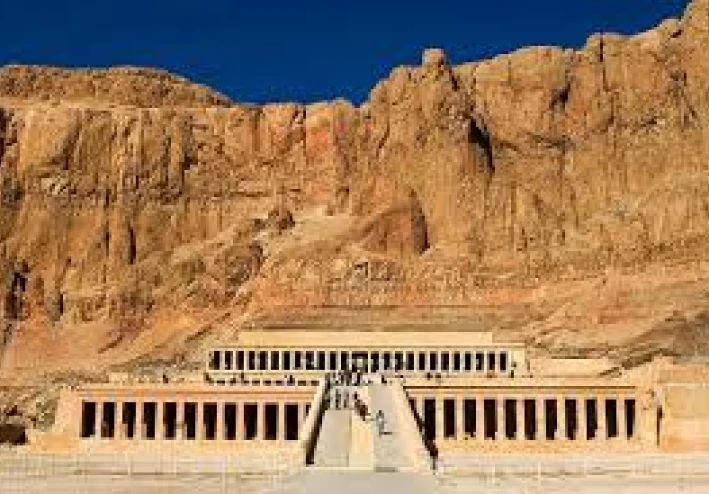 العمارة المقدسة: كيف تحولت المعابد إلى أدوات حكم في مصر القديمة؟