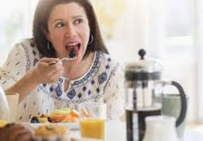 "إذا شعرت بالجوع في منتصف الصباح ، فذلك لأنك لم تتناول ما يكفي من البروتين لتناول الإفطار"