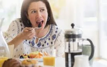  "إذا شعرت بالجوع في منتصف الصباح ، فذلك لأنك لم تتناول ما يكفي من البروتين لتناول الإفطار"