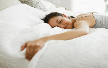 يوصي أحد الخبراء بأفضل ثلاثة أوضاع لمساعدتك على النوم في سن 50