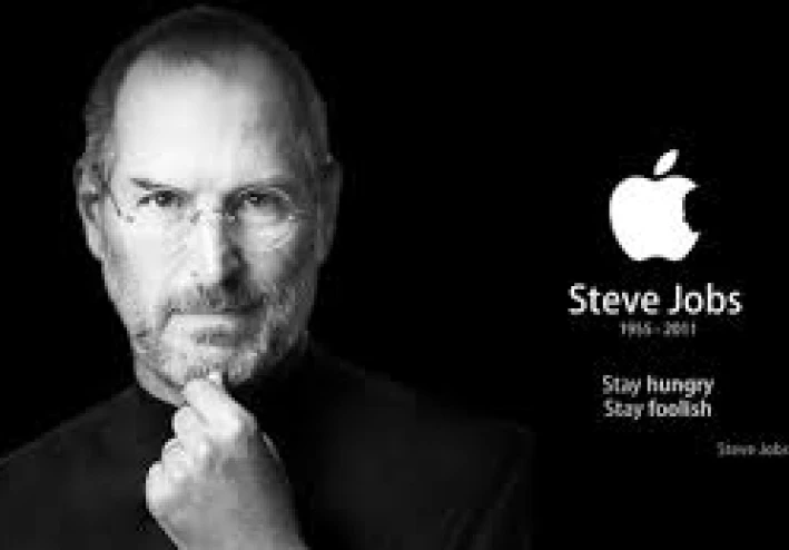 من حياة الفقر إلى العالمية: قصة نجاح ستيف جوبز