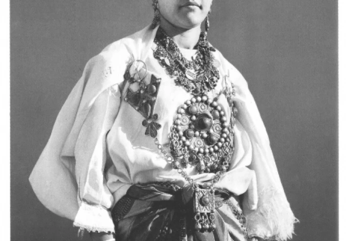 الأمازيغ (الاسم الذاتي الحالي) (بالأمازيغيَّة: Imaziɣen ، ⴰⵎⴰⵣⵉⵖ ، إيمازيغن) أو البربر هم مجموعة إثنية