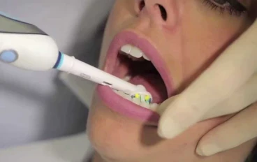  "نستخدم فرشاة الأسنان الكهربائية بشكل سيء للغاية ولا نكرس الوقت اللازم لها"