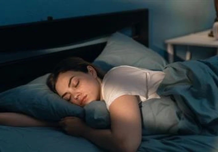 لماذا يوصي خبراء النوم بالنوم على الجانب الأيسر؟