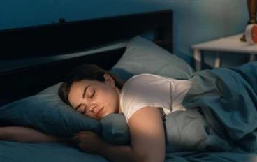 لماذا يوصي خبراء النوم بالنوم على الجانب الأيسر؟