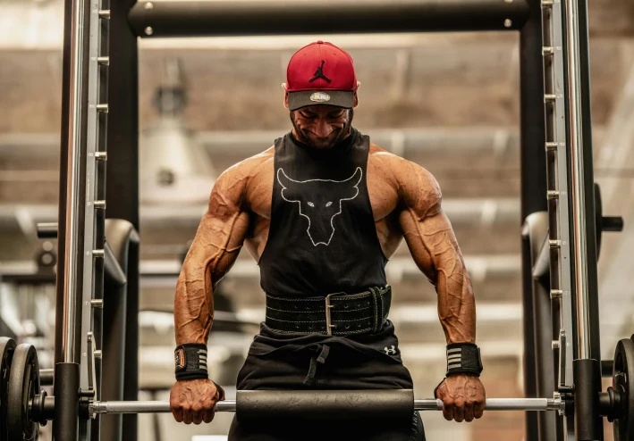 تضخيم العضلات بطريقة علمية: كيف تبني كتلة عضلية بطريقة صحية وآمنة؟"