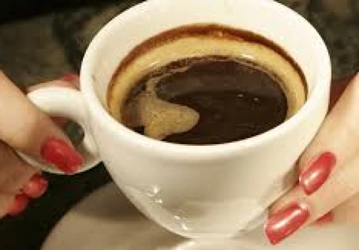 ماذا يحدث في الجسم إذا شربت القهوة كل يوم وكم عدد الأكواب التي يمكنني شربها على الأكثر