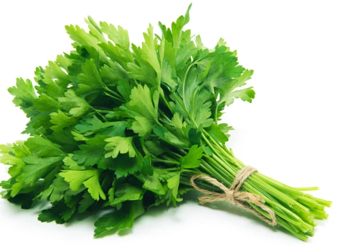 البقدونس ، عشب لتتبيل أطباقك وهو مفيد لعظامك ويقلل من الالتهاب