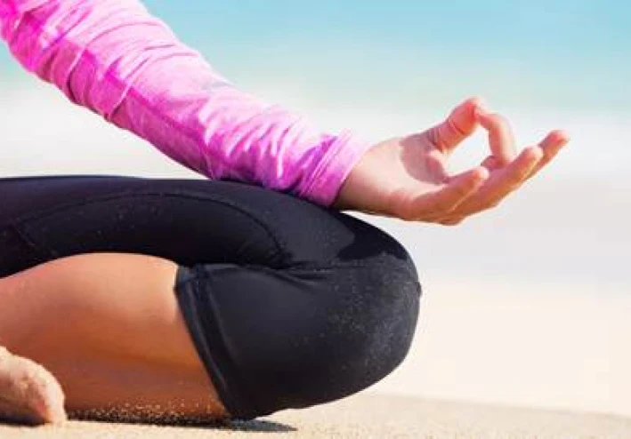 كيفية تحقيق اليوغا يين كامل الجسم تمتد في 50