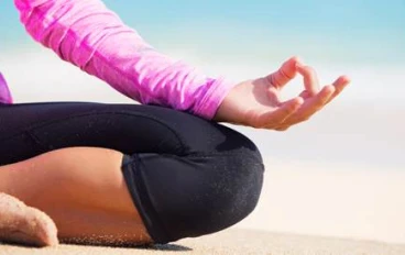 كيفية تحقيق اليوغا يين كامل الجسم تمتد في 50