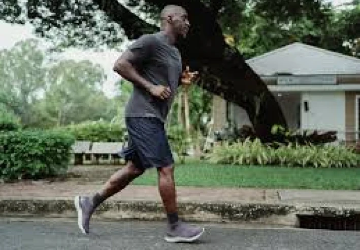 المشي للخلف ، التمرين الأسهل والأكثر فعالية لتحسين التوازن والحصول على أجمل أرجل في سن 50