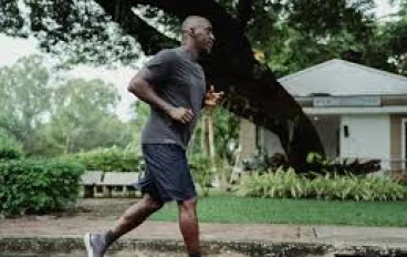 المشي للخلف ، التمرين الأسهل والأكثر فعالية لتحسين التوازن والحصول على أجمل أرجل في سن 50