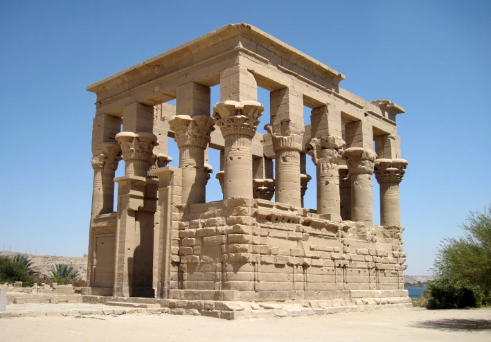 معبد فيلة: آخر معاقل الديانة المصرية القديمة وجسر الحضارات على ضفاف النيل