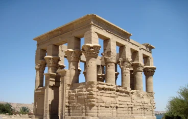  معبد فيلة: آخر معاقل الديانة المصرية القديمة وجسر الحضارات على ضفاف النيل