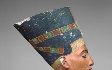 👑 تمثال نفرتيتي: أيقونة الجمال والسياسة في مصر القديمة