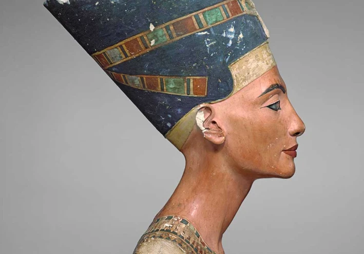 تحليل سياسي لدور نفرتيتي في مشروع أخناتون الديني