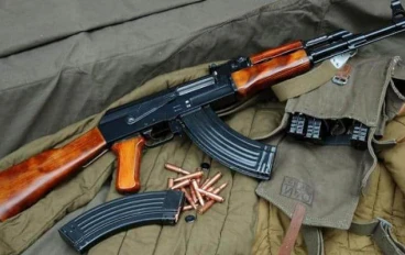 رحلة الكلاشينكوف: من مطرقة الفولاذ إلى دقة الليزر