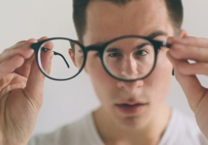 قصر النظر في مرحلة الطفولة: ما هو ، أعراض اكتشافه وكيفية الوقاية منه