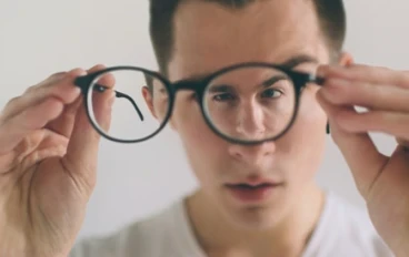 قصر النظر في مرحلة الطفولة: ما هو ، أعراض اكتشافه وكيفية الوقاية منه