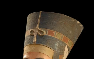 المرأة والسلطة في العمارنة: دراسة مقارنة بين نفرتيتي وحتشبسوت