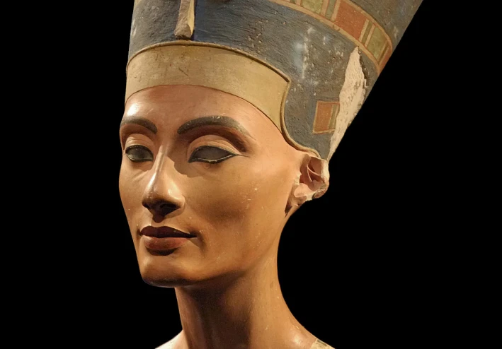 نفرتيتي وحتشبسوت: قراءة في السلطة النسائية في مصر القديمة