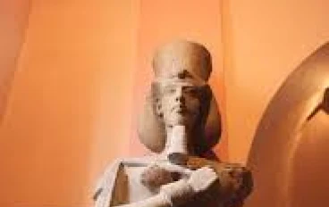 التحليل النفسي لشخصية أخناتون وانعكاسها على قراراته
