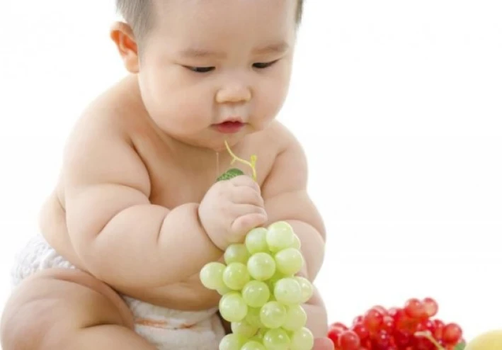 كن حذرا إذا كان طفلك يأكل العنب لأنه من الفواكه التي تحتوي على معظم المبيدات الحشرية"