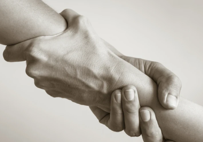 العلاج: لماذا أصبحت النزوات الصغيرة تخديرا عاطفيا