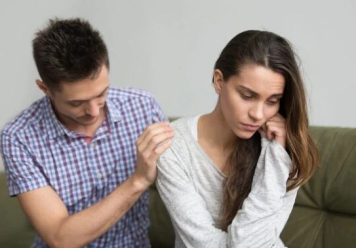 تظهر السخرية أيضا: كيف تكسر هذا الدرع العاطفي الذي يخدرك من مشاعرك