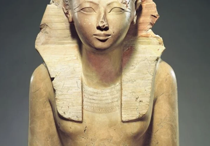 المرأة والسلطة في العمارنة: دراسة مقارنة بين نفرتيتي وحتشبسوت